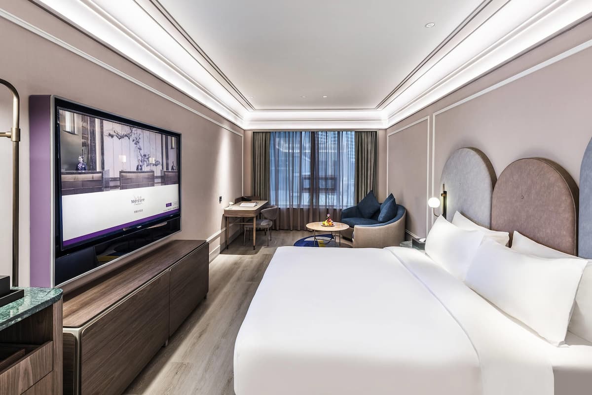 Een minibar, een kluis op de kamer, een bureau
