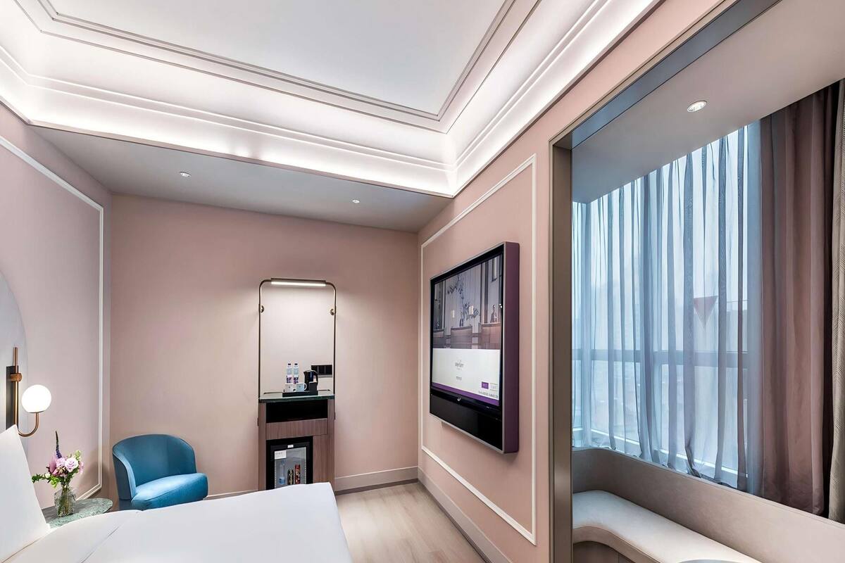 Deluxe Room, 1 King Bed | Minibar, in-room safe, desk, iron/ironing board