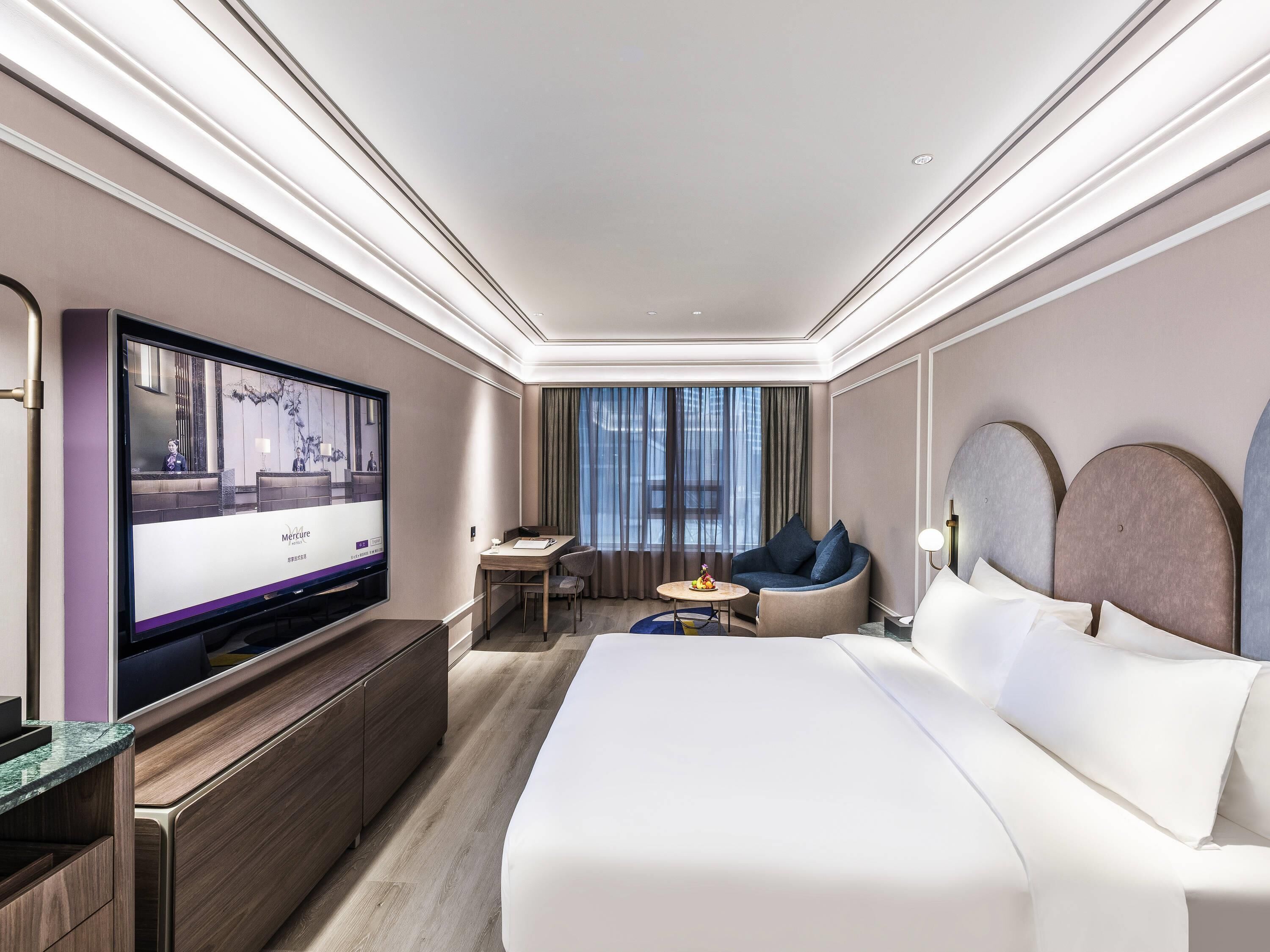 Minibar, coffres-forts dans les chambres, bureau, rideaux occultants
