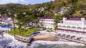 A coastal resort with multiple-story buildings, a beachfront, and a rocky shoreline. - Mercure Vung Tau (Ho Chi Minh City)