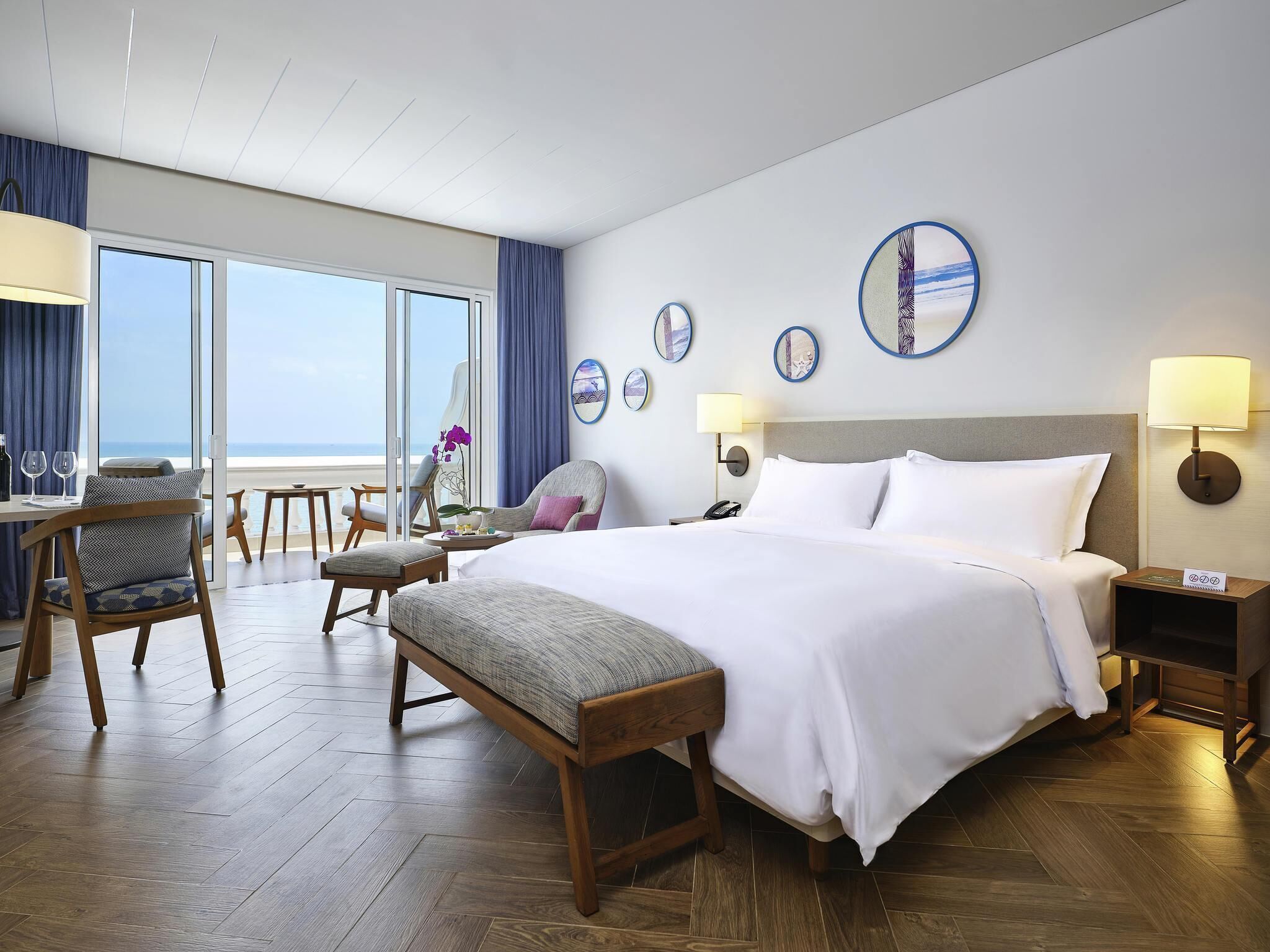 Executive Room, 1 Katil Raja (King), Sea View | Peralatan tempat tidur hipoalergenik, bar mini, peti besi dalam bilik 