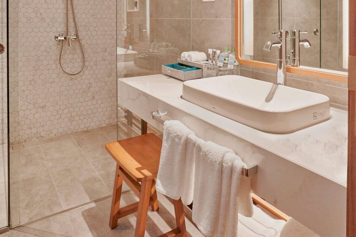 Rom – standard, 1 queensize-seng (Hillside, Across street) | Allergitestet sengetøy, minibar, safe på rommet og skrivebord