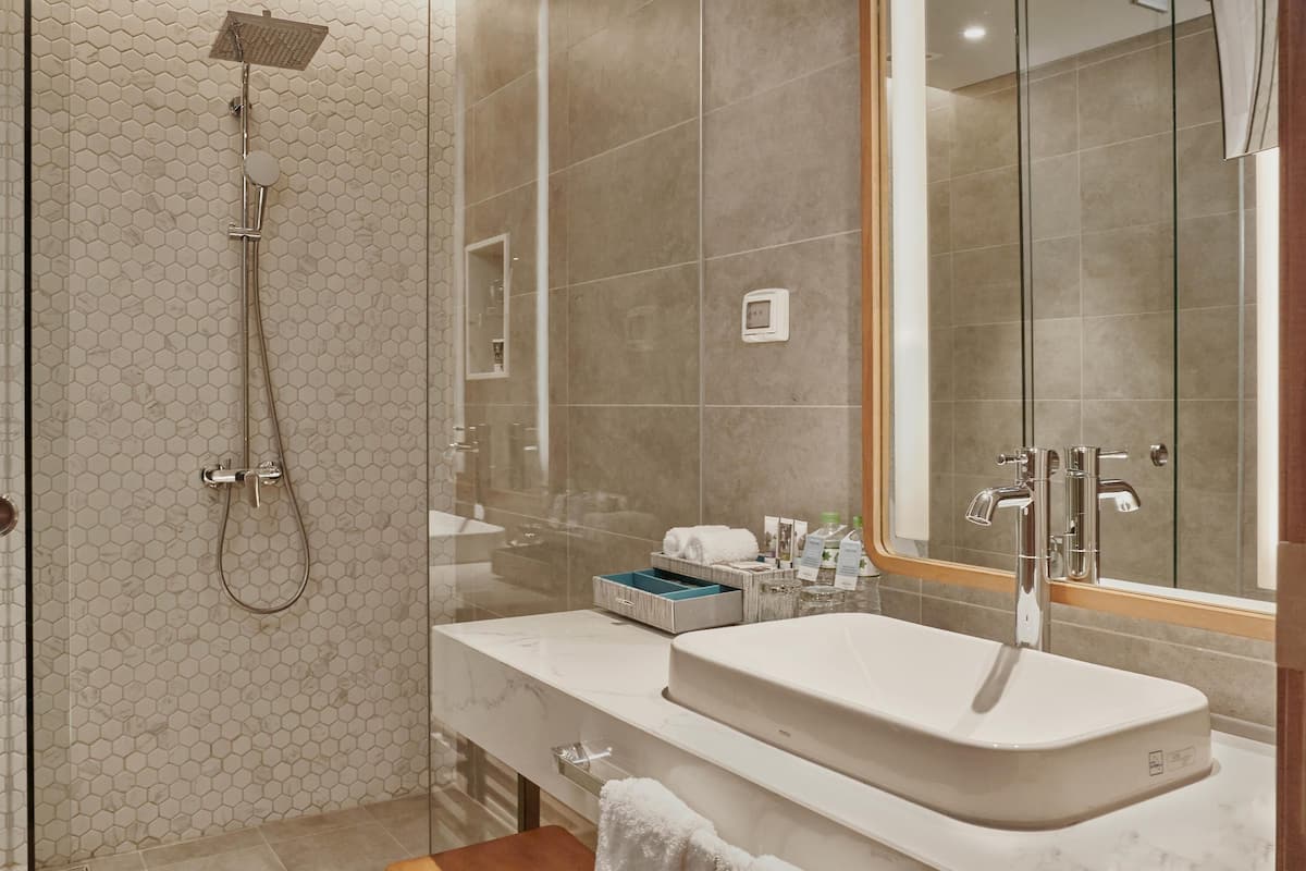 Minibar, caja de seguridad en la habitación y decoración personalizada