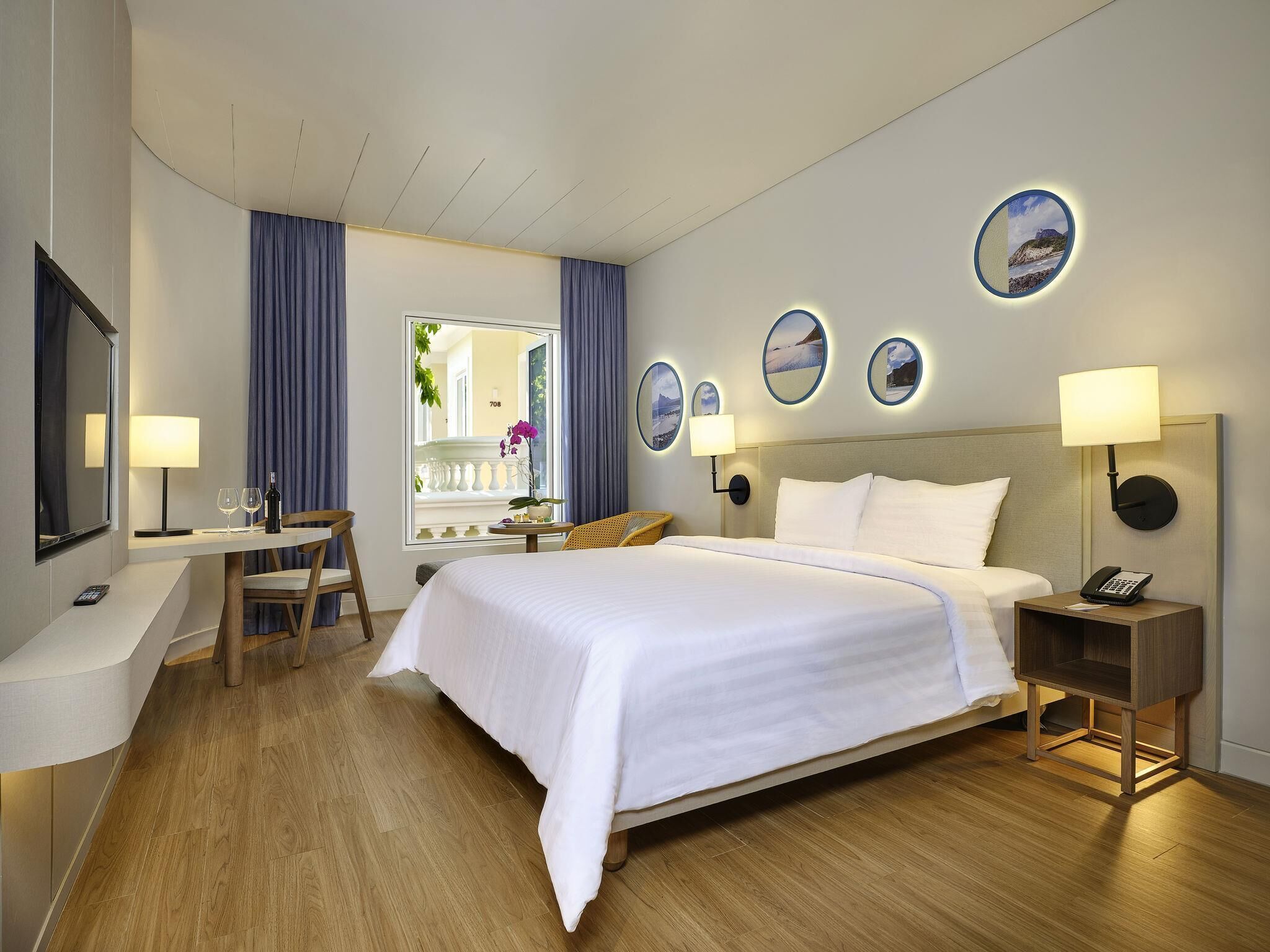 Chambre Supérieure, 1 très grand lit (Hillside, Across street) | Minibar, coffres-forts dans les chambres, décoration personnalisée