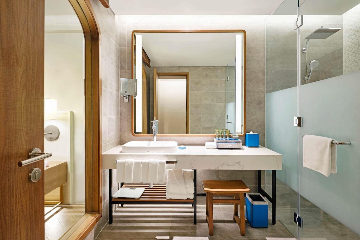 Minibar, caja de seguridad en la habitación y decoración personalizada