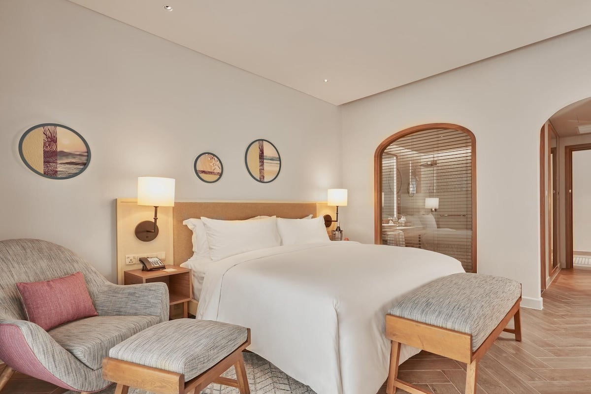Deluxe Room, 1 King Bed, Sea View | Minibar, in-room safe, individually decorated, individually furnished