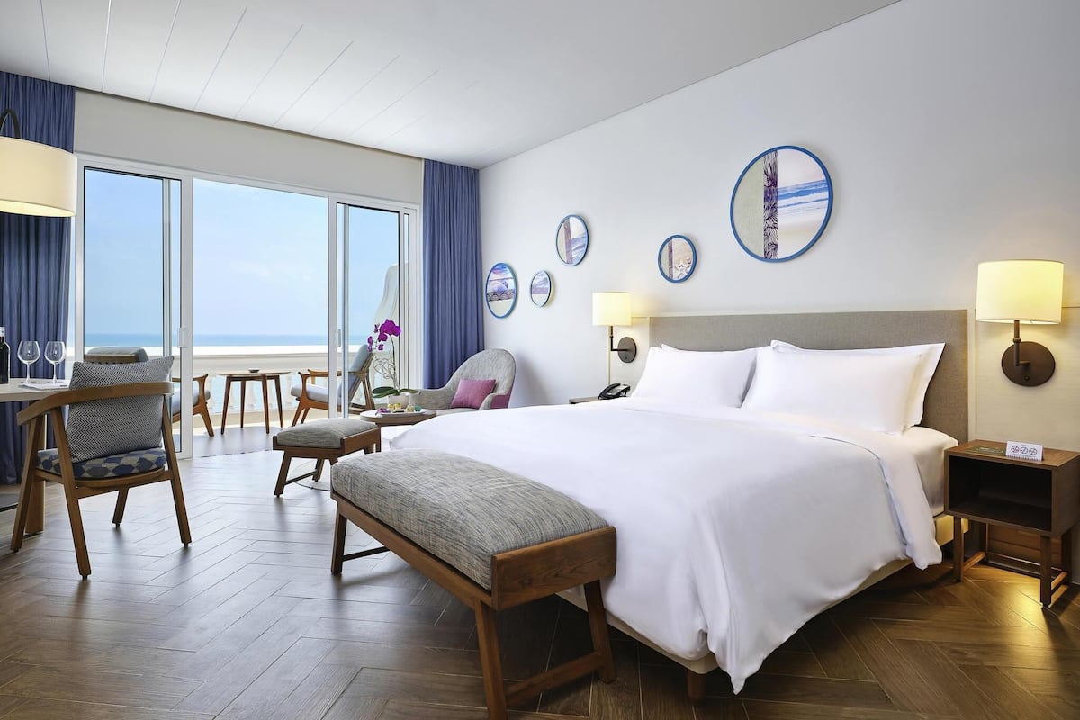 Executive Room, 1 King Bed, Sea View | Hypo-allergenic bedding available, minibar, in-room safe, desk