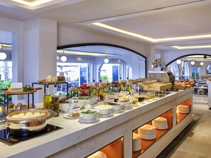 Daily buffet breakfast (VND 404000 per person)