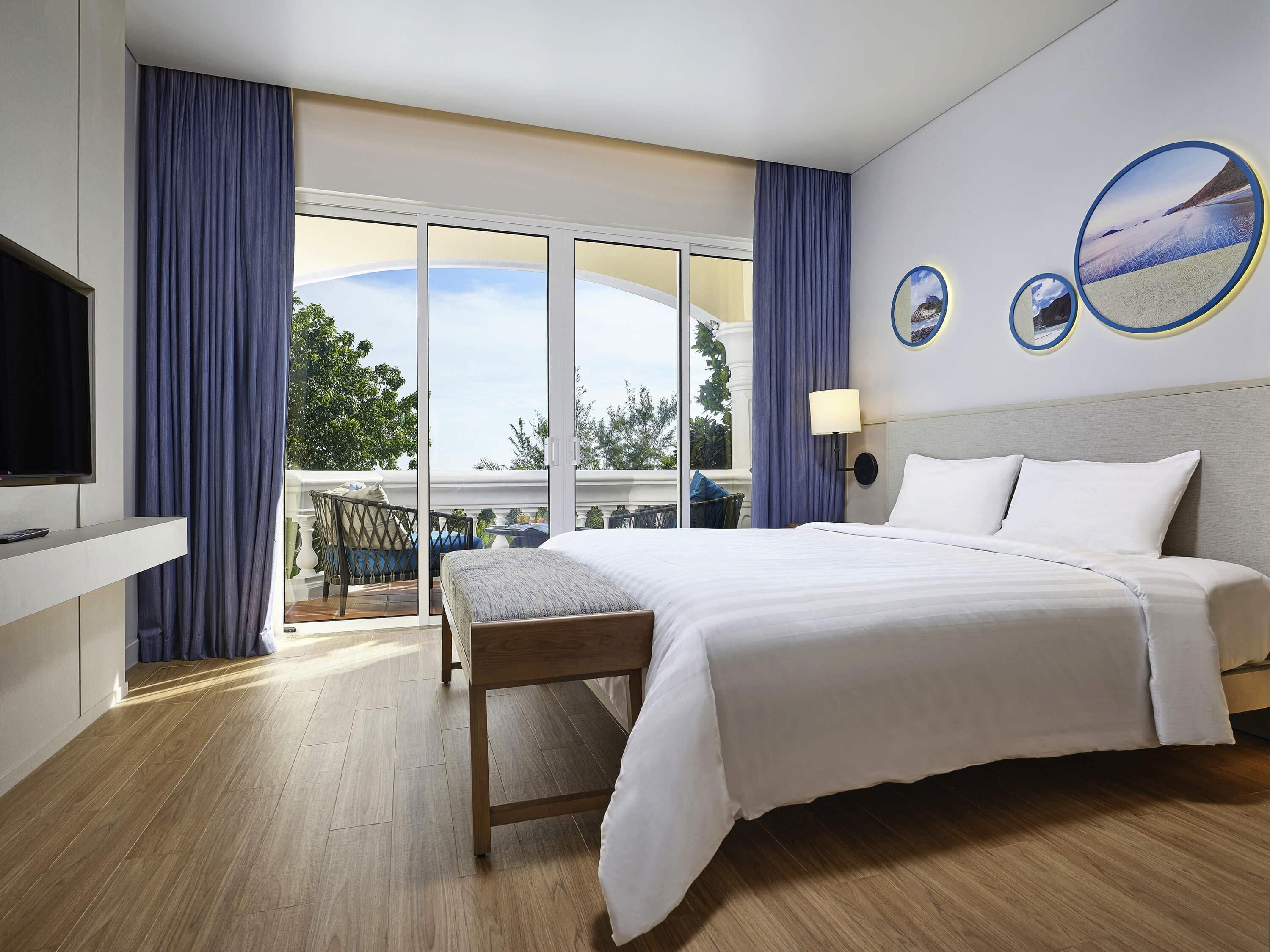 family room, 1 king bed with sofa bed (hillside) | minibar, in-room safe, individually decorated, individually furnished