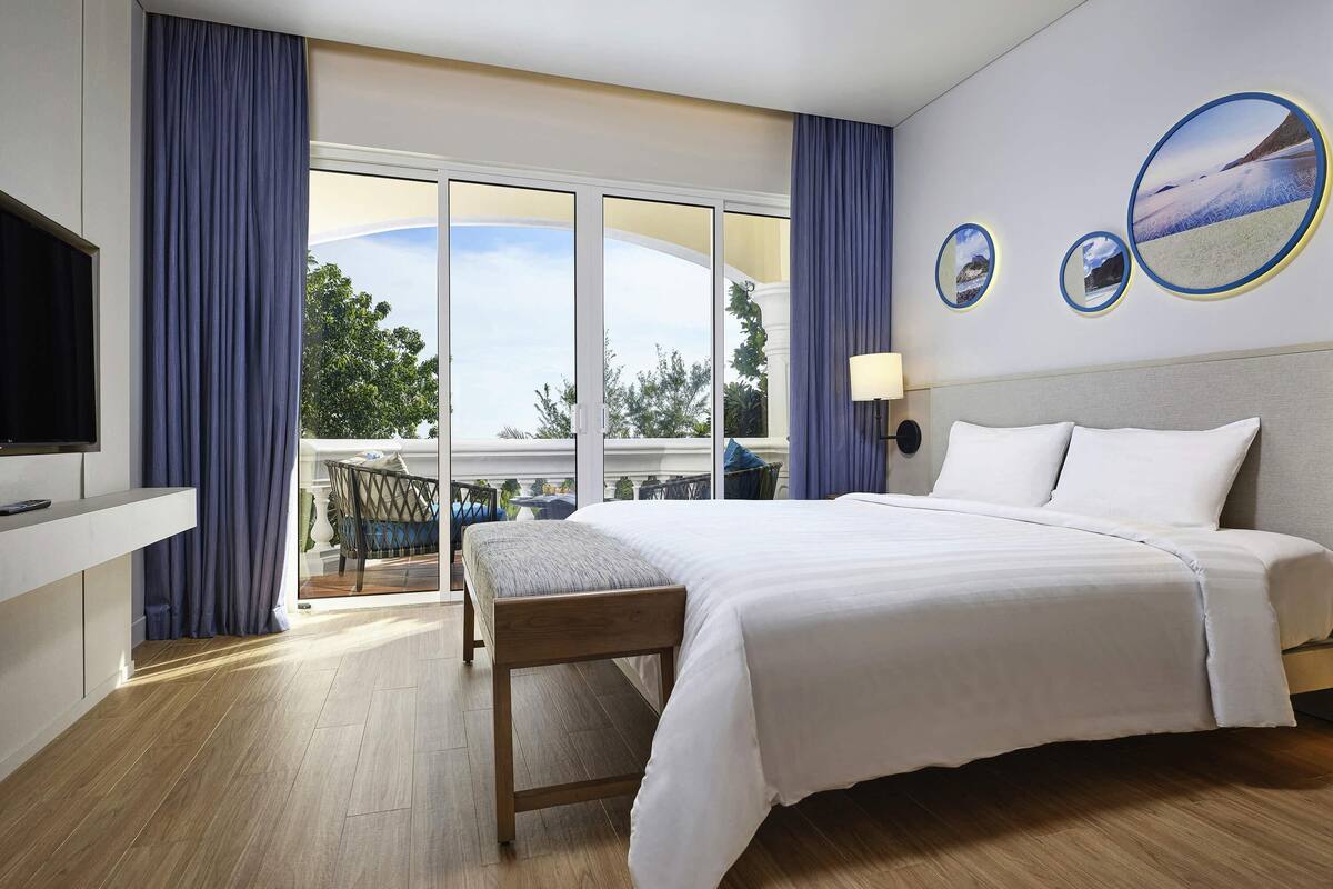 family room, 1 king bed with sofa bed (hillside) | minibar, in-room safe, individually decorated, individually furnished