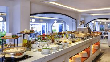 Daily buffet breakfast (VND 404000 per person)