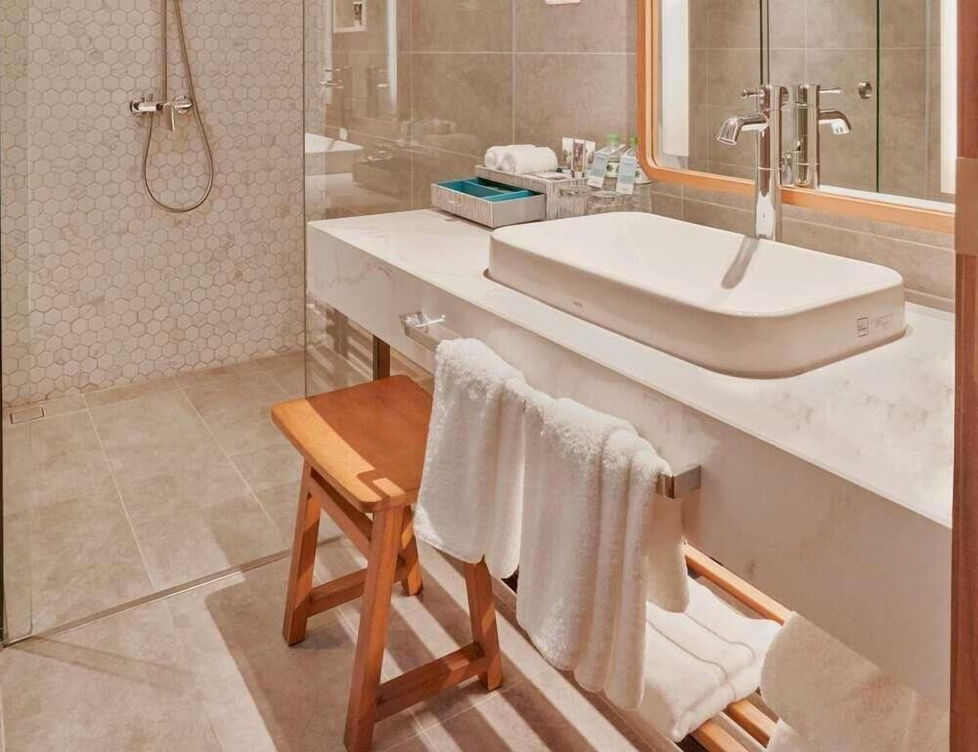 Standard room, Hillside (Across street to access hotel facilities) - 1 Queen bed | Hypo-allergenic bedding, minibar, in-room safe, individually decorated