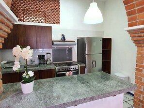 Refrigerador, horno, parrilla de estufa y cafetera y tetera 