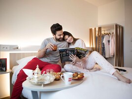 Ropa de cama de alta calidad, colchones con pillow-top y escritorio 