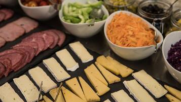 Daily buffet breakfast (MAD 65 per person)