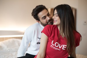 Premium-sengetøj, senge med topmadrasser, skrivebord