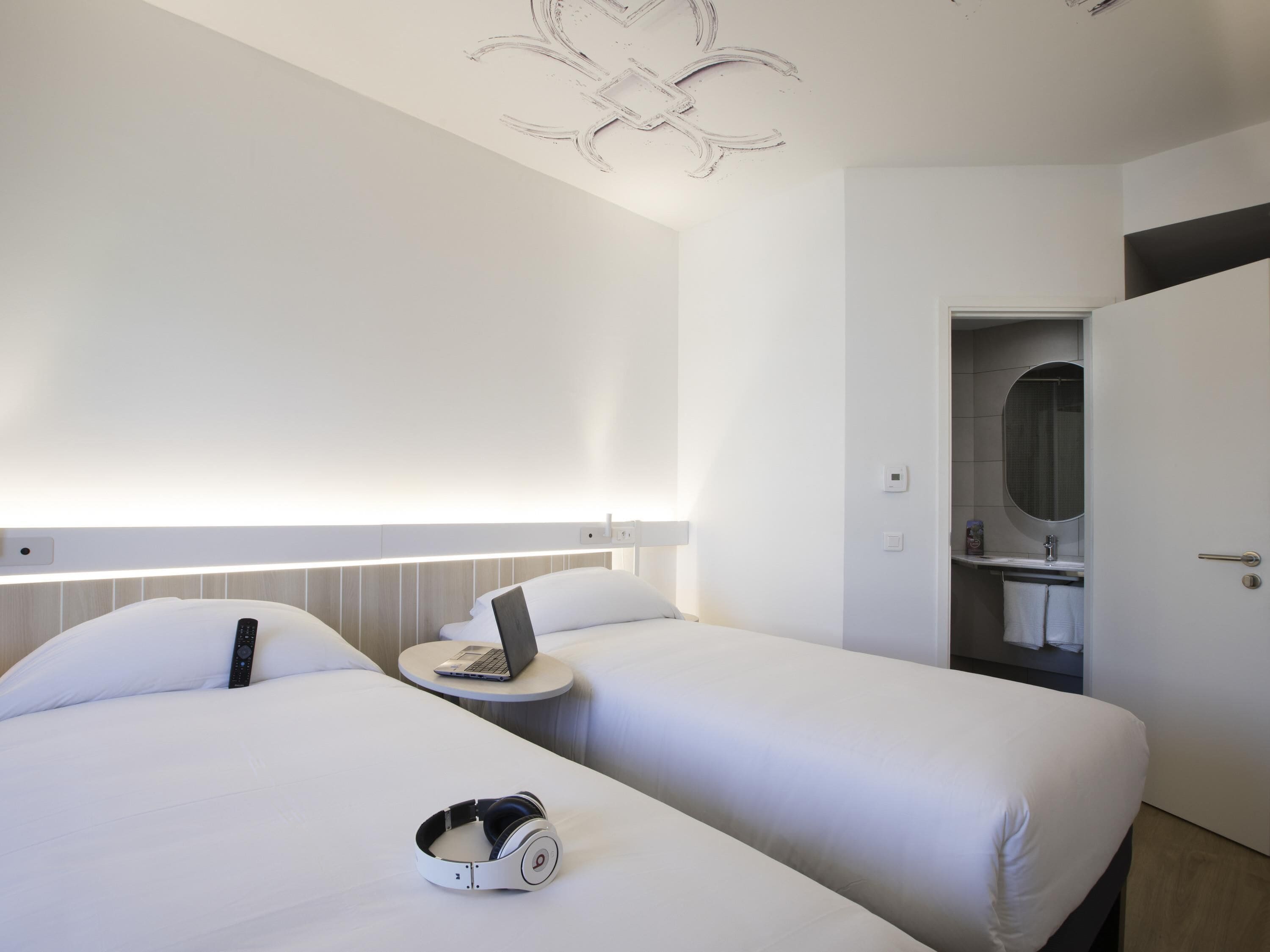 Room, 2 Twin Beds | Premium bedding, pillowtop beds, desk, laptop workspace