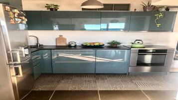 Een koelkast, een oven, een kookplaat, een vaatwasser