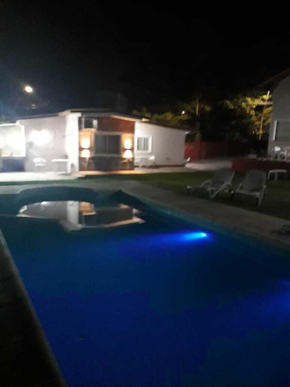 Una piscina al aire libre