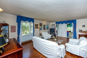 TV, fireplace, stereo