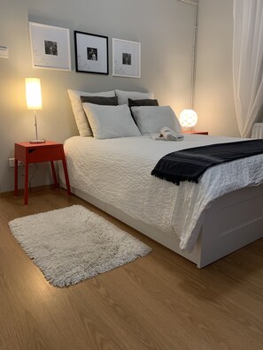 Escritorio, tabla de planchar con plancha, wifi gratis y ropa de cama 
