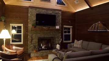 Tv, eldstad, ett musikbibliotek och en stereo