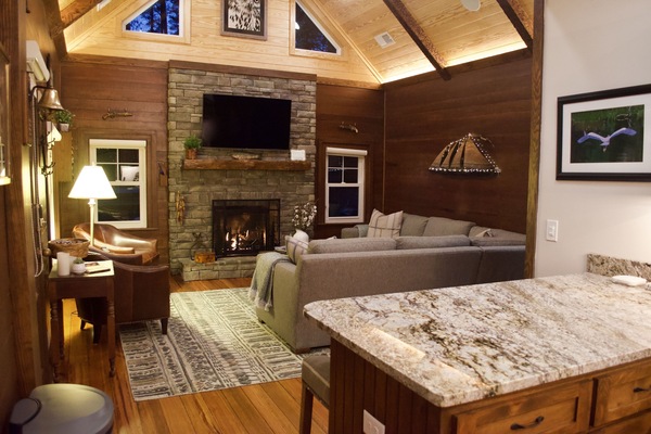 Televisión, chimenea, biblioteca musical y estéreo