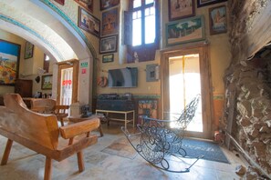Lobby sitting area - OYO Hotel Meson de la Concepcion (Zacatecas)