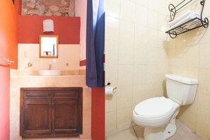 Douche, articles de toilette (gratuits), serviettes fournies, savon