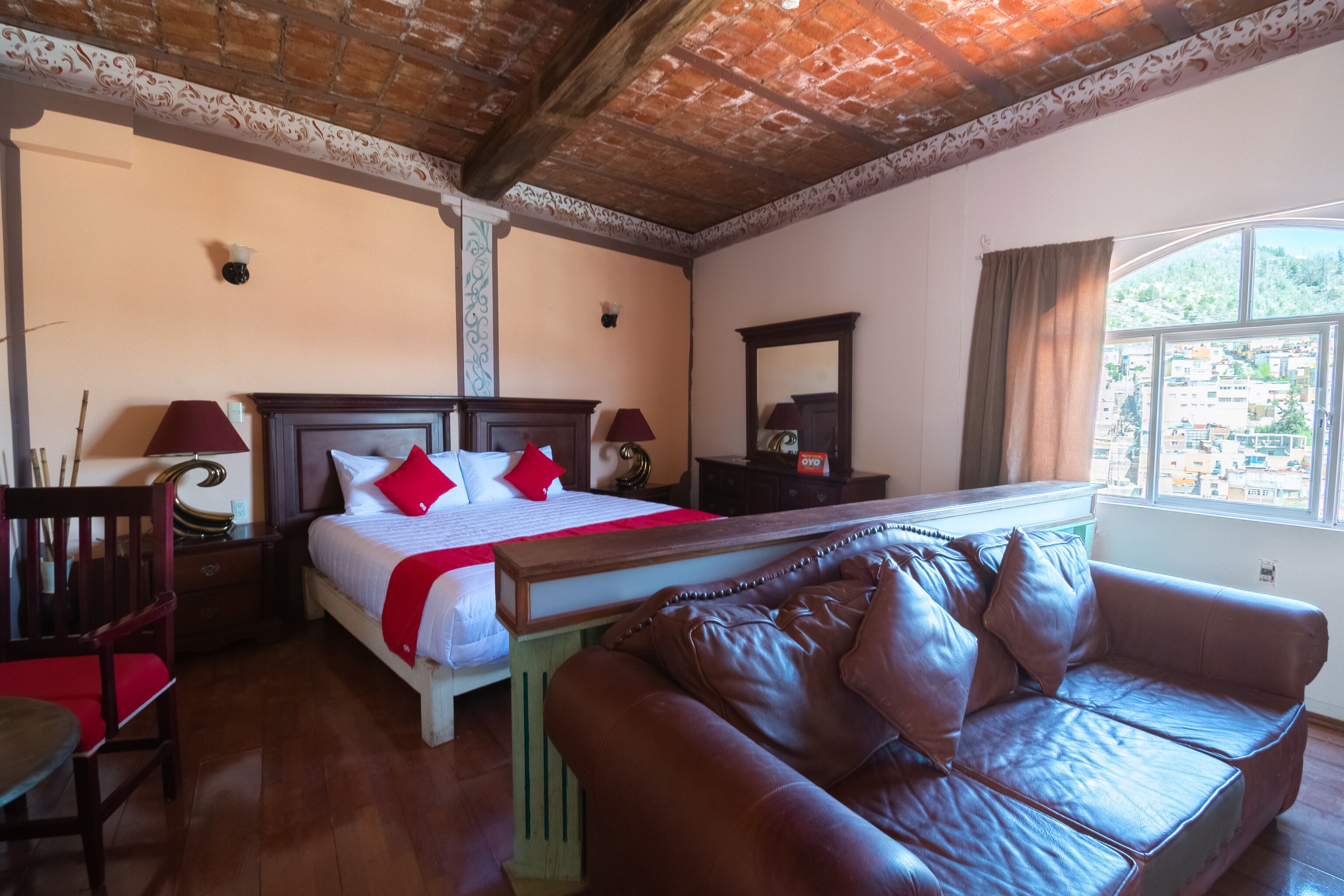 Habitación superior | Tabla de planchar con plancha, wifi gratis y ropa de cama 