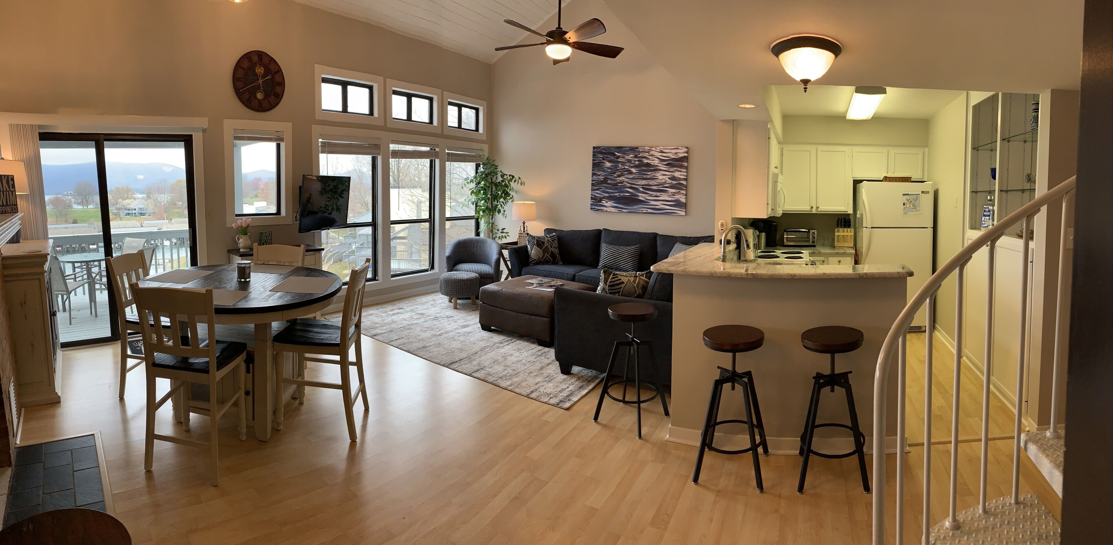 Lakeside Getaway - All Season Resort-  Potential Multi-family accomodations. 