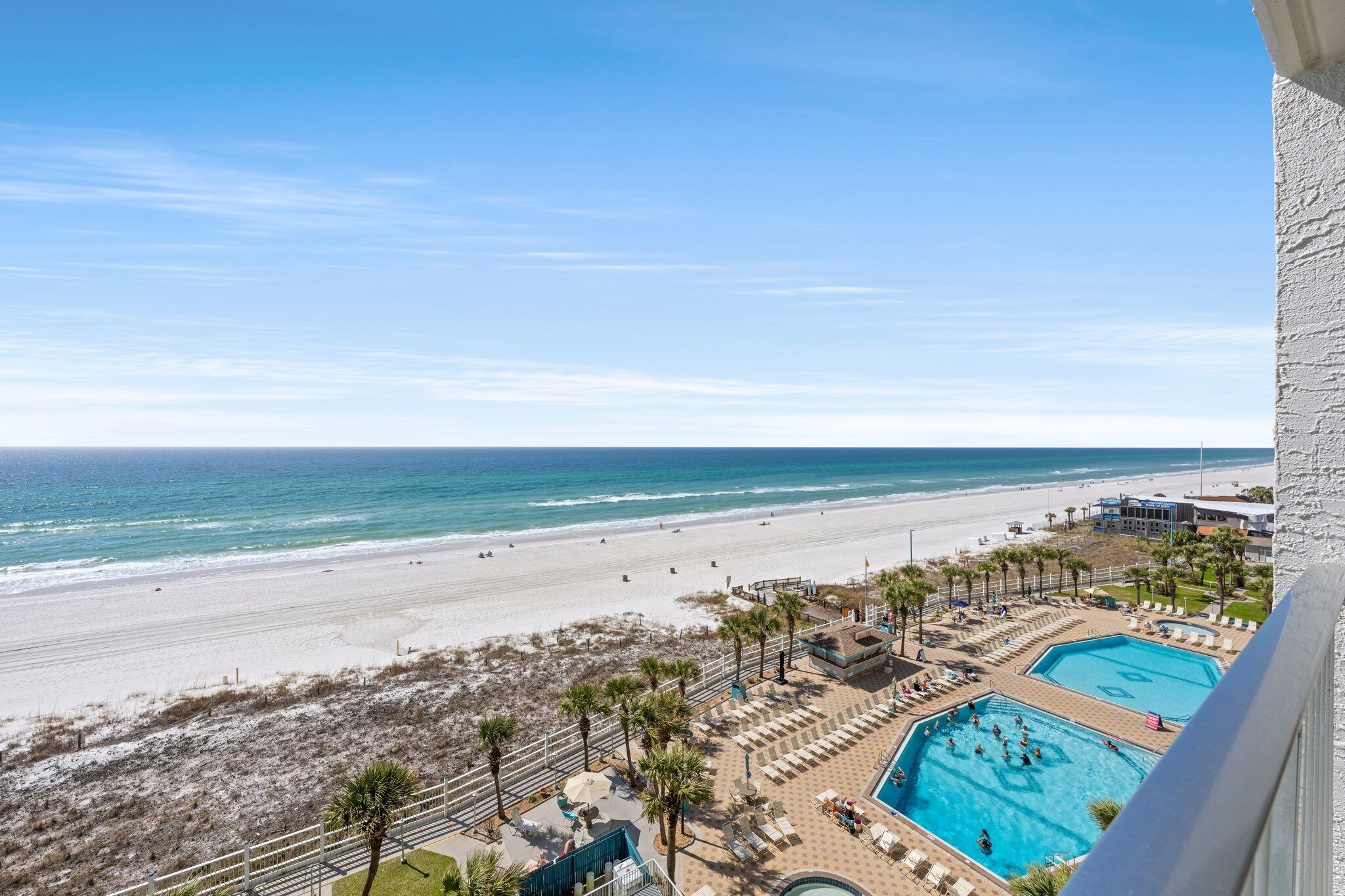 Un resort en la playa con piscina, acceso directo a la playa y vista al océano.