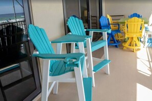 Outdoor dining - Orange Beach Gulf-Front 2BR • Sleeps 7 • 2 La-Z-Boy Recliners • Pools • Boats (Orange Beach)