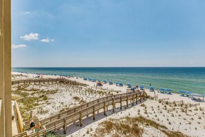 On the beach - Orange Beach Gulf-Front 2BR • Sleeps 7 • 2 La-Z-Boy Recliners • Pools • Boats (Orange Beach)