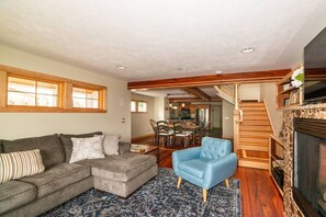 Een smart-tv, een open haard en boeken