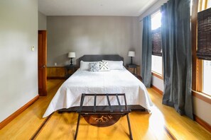 3 bedrooms, desk, iron/ironing board, travel cot