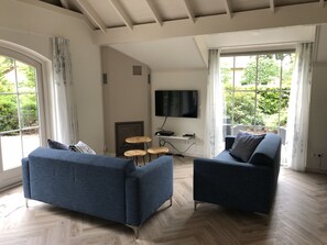 Smart TV, fireplace