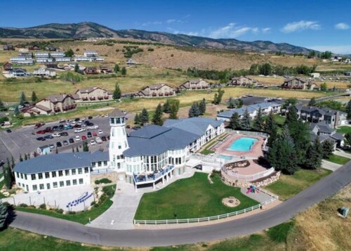 Harbor Village with resort amenities & unobstructed lake views (lake 3 min walk)