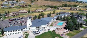 Harbor Village with resort amenities & unobstructed lake views (lake 3 min walk)