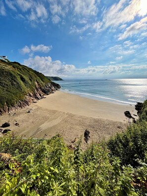 Beach nearby - Little Gwyn. 3 min walk to Beach! Gorgeous views out to sea. (Gorran Haven)