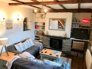 Smart TV, books - Little Gwyn. 3 min walk to Beach! Gorgeous views out to sea. (Gorran Haven)