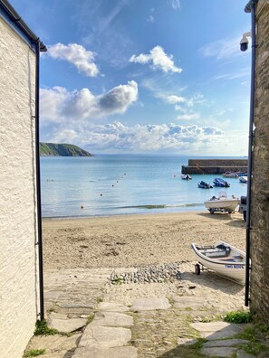 Beach nearby - Little Gwyn. 3 min walk to Beach! Gorgeous views out to sea. (Gorran Haven)