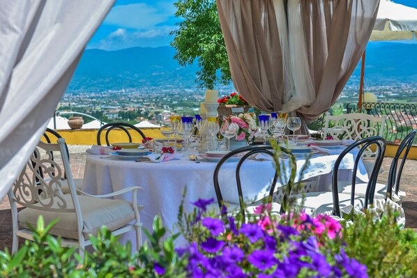 Outdoor dining