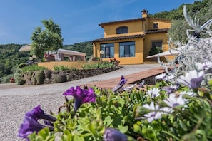 Property grounds - Villa San Biagio - Tuscan villa with private pool (Serravalle Pistoiese)