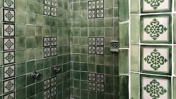 8 El Patio: 1 Queen Bed, w/ Patio | Bathroom