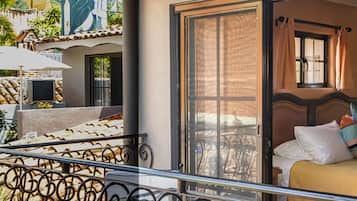 6 El Jardin: 1 King Bed, Shared Balcony | Terraza o patio