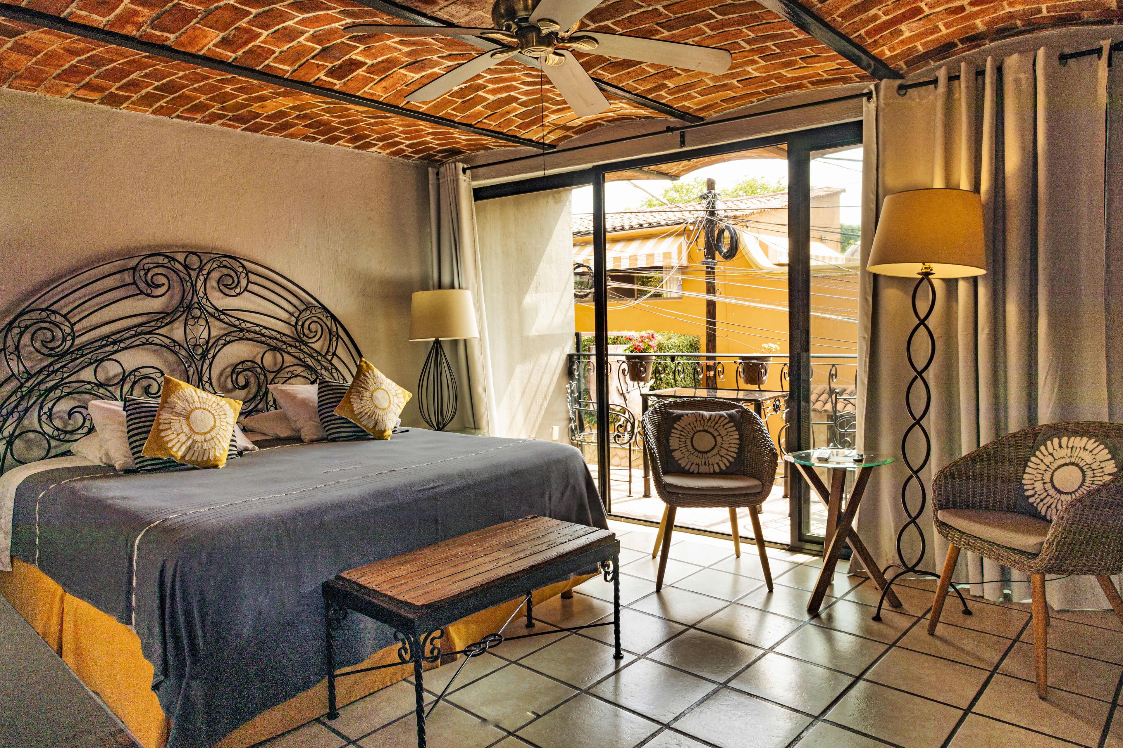 2 La Luna, 1 King Bed, Private Balcony | Ropa de cama de alta calidad y decoración personalizada 