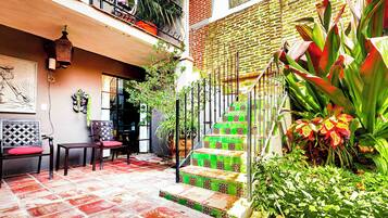 9 Las Flores: 2 Queen Beds, w/ Patio | Peralatan tempat tidur premium, Wi-fi percuma, dihias secara berasingan