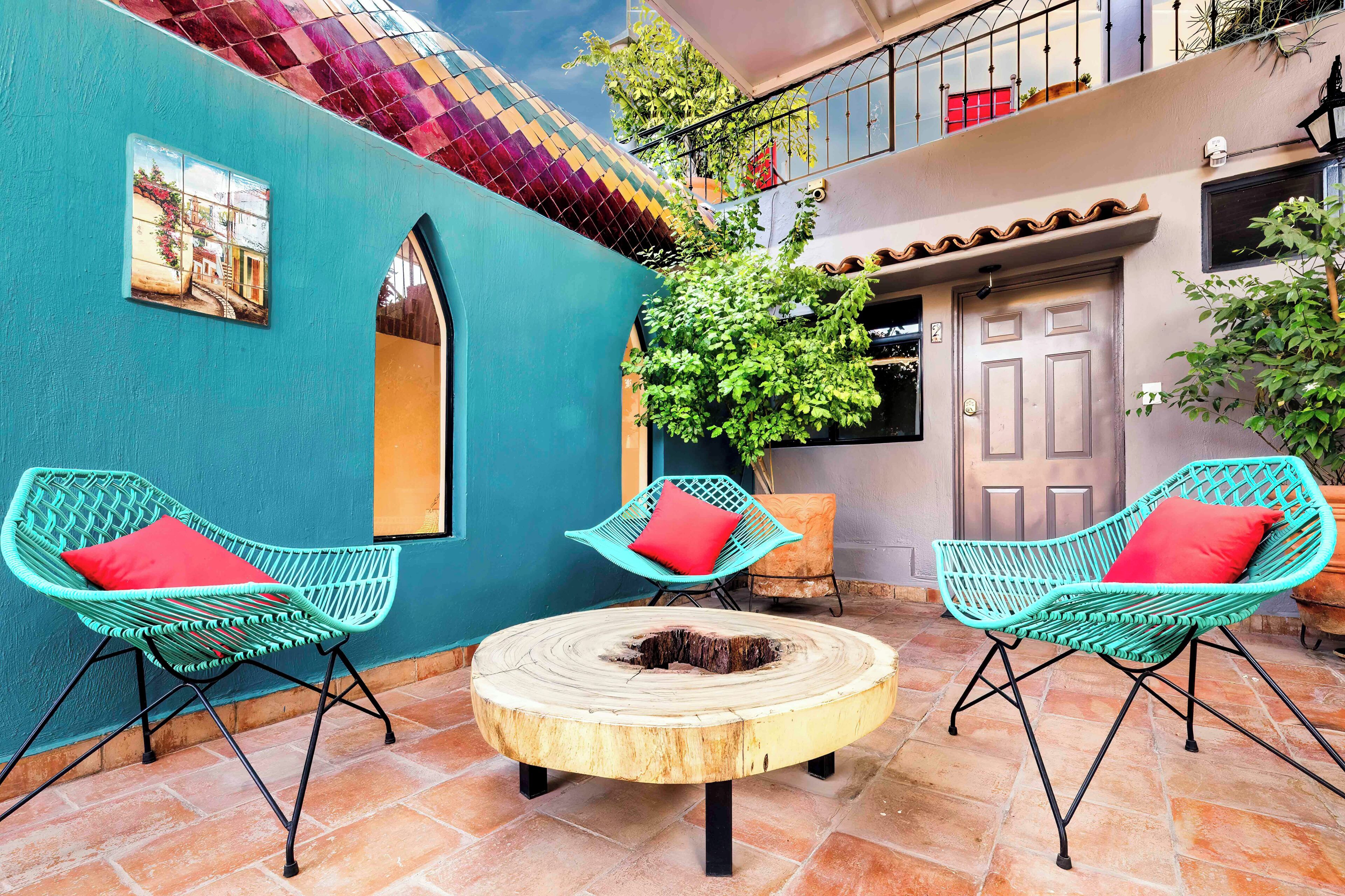 1 El Sol : 1 King bed, Private Balcony | Premium bedding, individually decorated, individually furnished