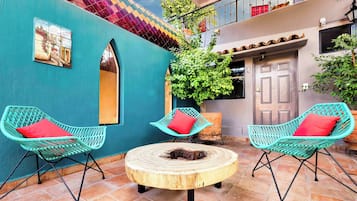 1 El Sol : 1 King bed, Private Balcony | Premium bedding, individually decorated, individually furnished